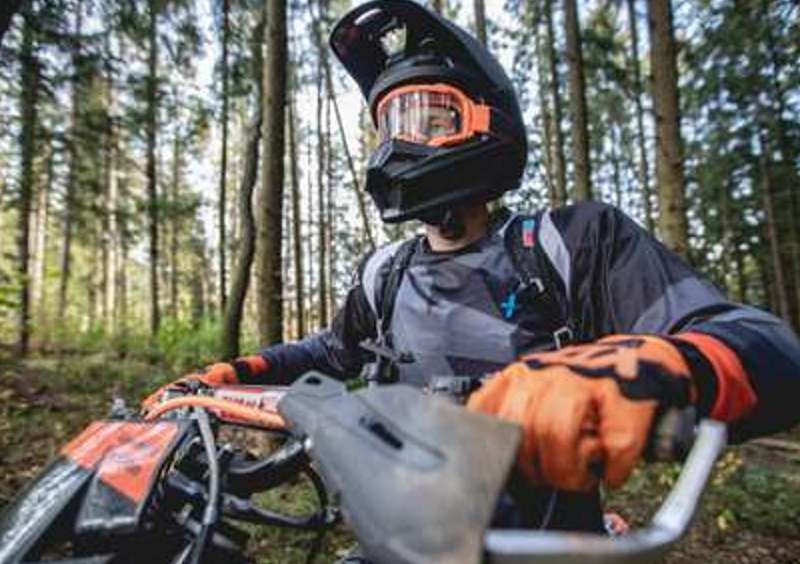 Enduro helmets for rough terrain